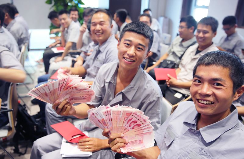 2019年8月9日，中天北京集團直補發(fā)放，員工們難掩幸福之情。