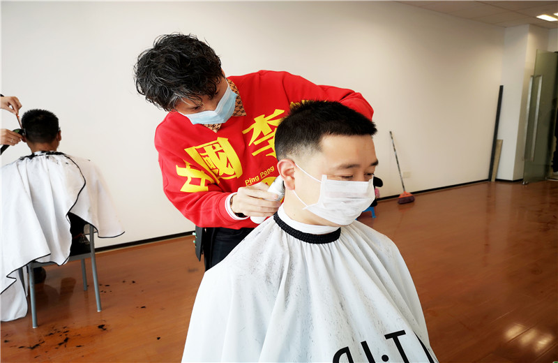 2020年2月21日，由于受疫情影響中天八建特與專業(yè)造型公司聯(lián)系，出資聘請三名優(yōu)秀的“Tony”老師上門為員工免費理發(fā)，暖心之舉得到了員工的贊譽。