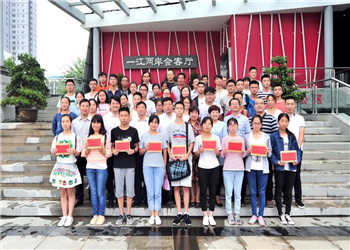 8年，800多名學(xué)生，800多個(gè)夢(mèng)想，中天陜西助學(xué)圓你求學(xué)夢(mèng)！
