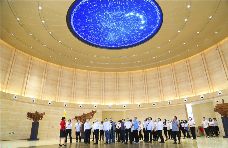 2020中秋來臨之際，中天六建機關(guān)150余名員工參觀學習中國建筑科技館，共同探索建筑之美。