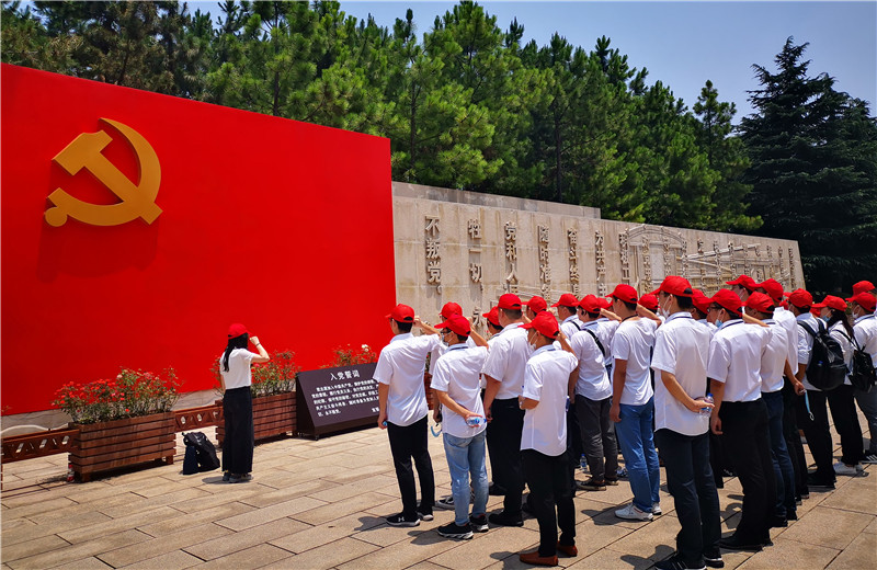 2020年6月30日，中天三建黨支部組織上海區(qū)域、蘇南分公司全體黨員及部分流動黨員、預(yù)備黨員、入黨積極分子等40余人赴嘉興南湖開展“七一”主題黨建活動。