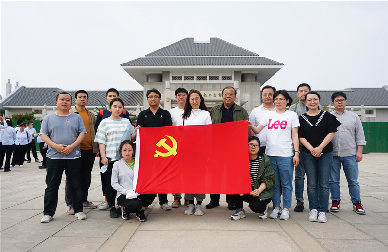 2021年5月20日下午，天怡設(shè)計(jì)開(kāi)展“迎接建黨百年華誕”主題活動(dòng)，組織企業(yè)黨員參觀周恩來(lái)鄧穎超紀(jì)念館。