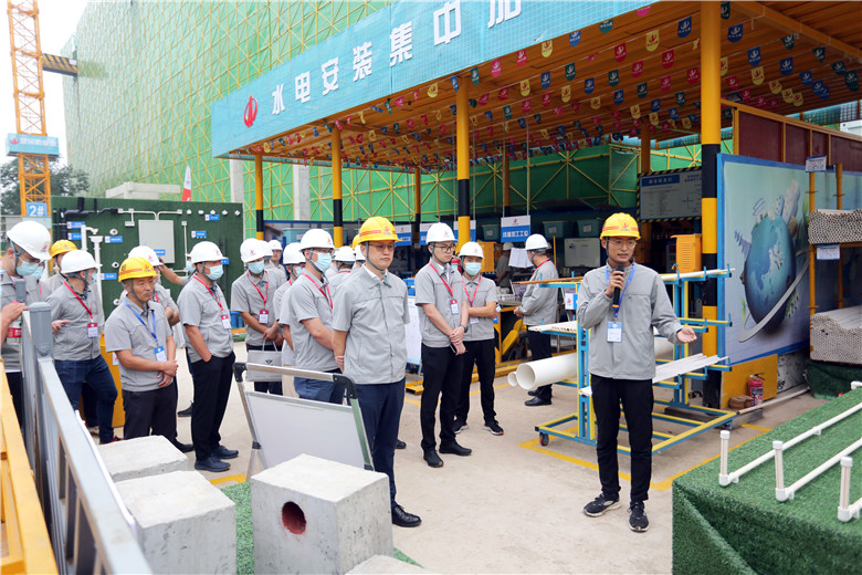 2021年9月29日，中天九建承辦的以“深入實(shí)施質(zhì)量提升行動(dòng) 大力推進(jìn)質(zhì)量強(qiáng)國建設(shè)”為主題的鄭州市2021年質(zhì)量月工程質(zhì)量提升推進(jìn)現(xiàn)場(chǎng)會(huì)在建業(yè)梅苑項(xiàng)目召開。