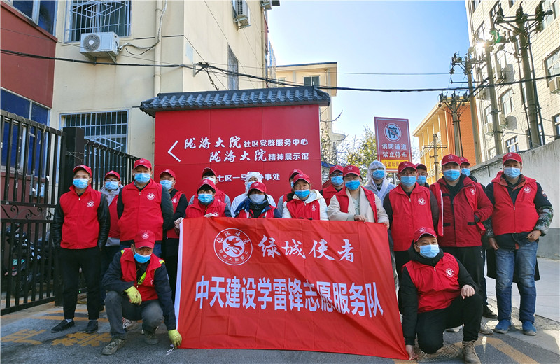 2021年12月1日，中天九建項(xiàng)目部的志愿者走進(jìn)“感動(dòng)中國”隴海大院社區(qū)，聆聽鄰里大愛的故事，開展“綠城使者—小紅象·健康行”全城消殺志愿服務(wù)活動(dòng)。