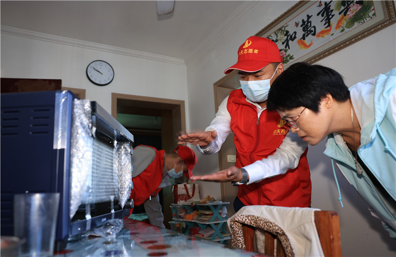 2022年11月1日，中天二建嘉興分公司志愿者帶上大米、食用油及他們的“微心愿”微波爐、電烤箱、空氣炸鍋、電磁爐等來(lái)到菱香坊、煙雨苑、江南新家園等小區(qū)慰問(wèn)因工致殘的困難居民。