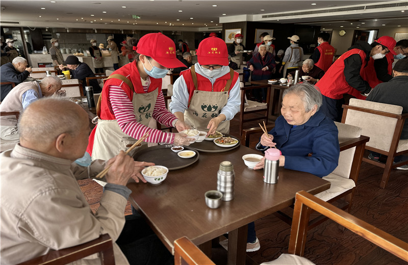 2023年4月12日，控股集團志愿者走進杭州市上城區(qū)雨花敬老院開展公益志愿服務。