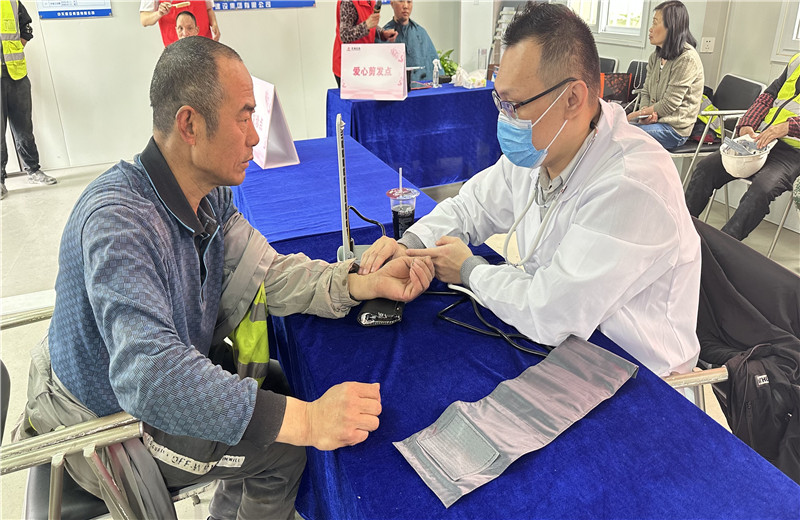 五一前夕，天津公司組織開展為項目一線職工提供愛心剪發(fā)、愛心義診、愛心贈飲、愛心咨詢、愛心加餐服務，給工友們送去了勞動節(jié)的問候。