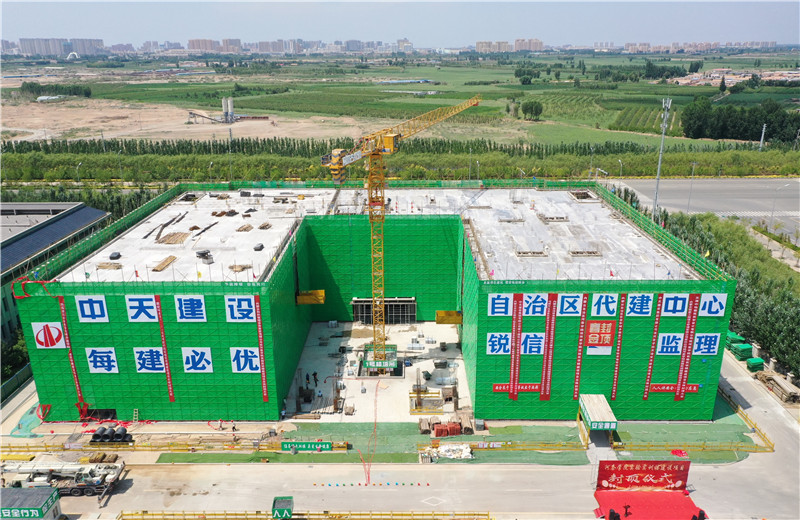 2023年7月19日，由中天十建承建的內(nèi)蒙古河套學(xué)院實驗實訓(xùn)樓項目順利完成主體封頂。