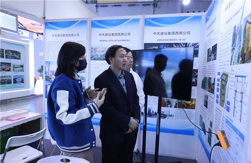 2023年11月16日至18日第三屆川渝住房城鄉(xiāng)建設(shè)博覽會在成都召開，西南公司攜集團SWP自主研發(fā)鋼平臺提升技術(shù)、鋼結(jié)構(gòu)棧道全過程關(guān)鍵建造技術(shù)參加會議。