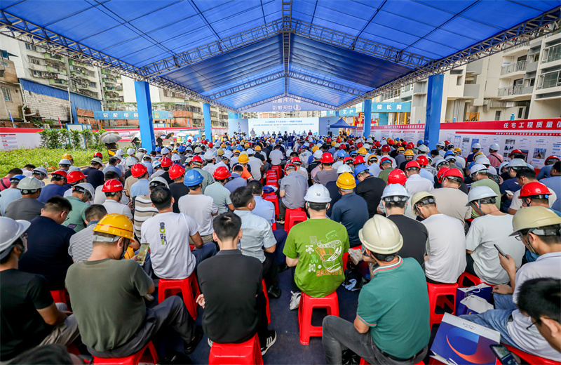 2024年6月15日，2024 年南寧市房屋市政工“安全生產(chǎn)月”啟動儀式、應(yīng)急演練暨現(xiàn)場安全標(biāo)準(zhǔn)化觀摩會在中天八建南寧保利錦上項(xiàng)目成功舉行。