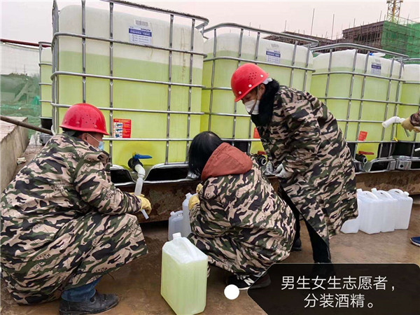 從山東采購(gòu)拉到松滋市分裝，并發(fā)往全市醫(yī)院的醫(yī)用酒精.jpg