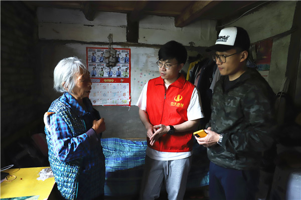 中天志愿者走進大山，走訪了解受助學生家庭情況.jpg