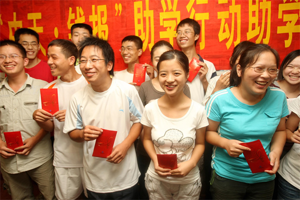 十余年，“中天·錢報”助學(xué)持續(xù)關(guān)愛寒門學(xué)子_副本.jpg